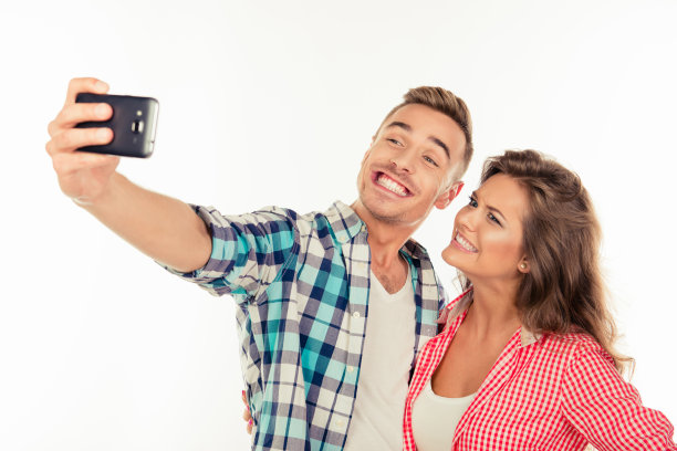 愉快有趣的情侣在爱与电话自拍照片图片下载