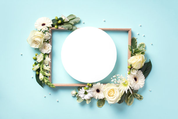 有创意的布局，白花，纸圈copyspace在蓝色背景。俯视图，平放。春季和夏季概念。图片下载