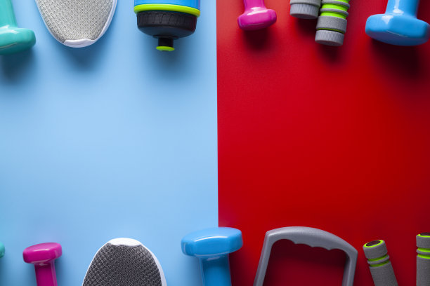 彩色背景上的运动和健身设备图片下载