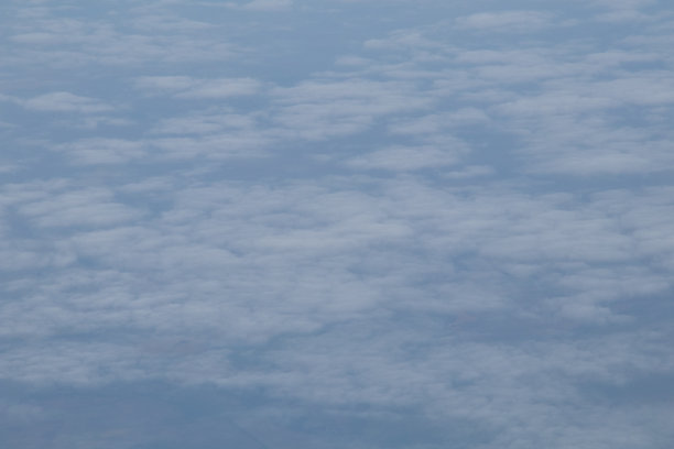 从飞机窗口鸟瞰蓝天白云图片下载