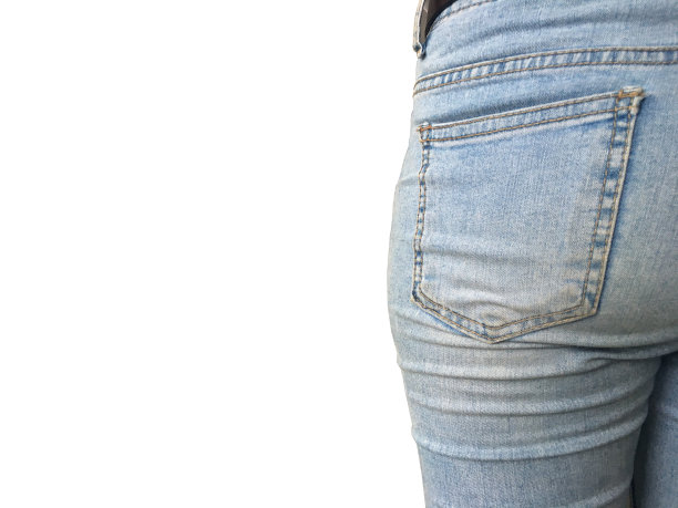 年轻女子底部在紧浅蓝色牛仔裤孤立的白色背景。图片下载
