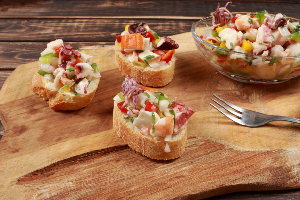 美味的秘鲁海鲜酸橘汁腌鱼(塞维希)菜图片下载