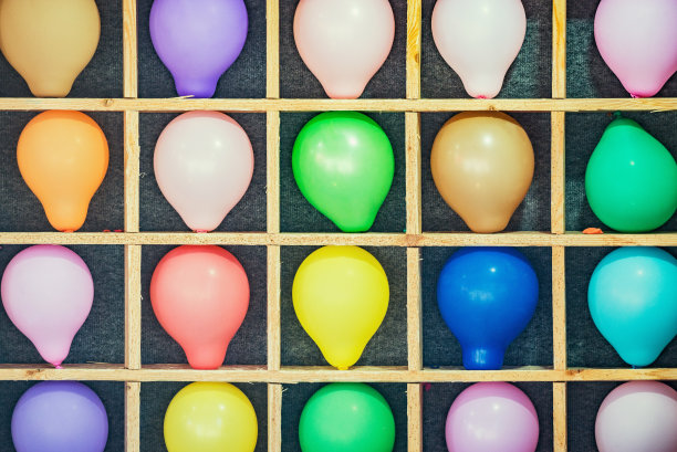 儿童射击场在游乐场城市公园。图片下载