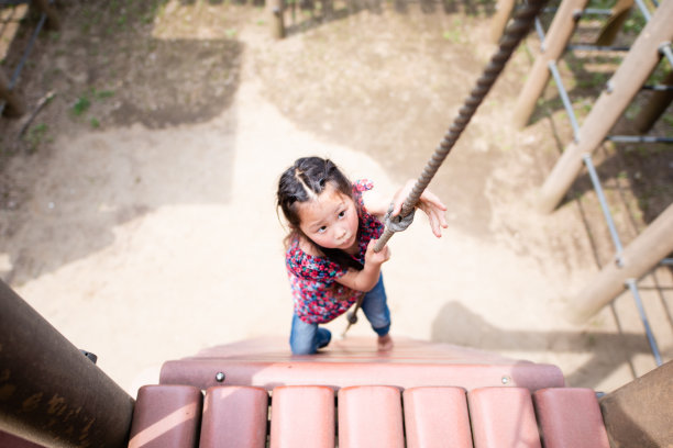 爬绳子的女孩图片下载