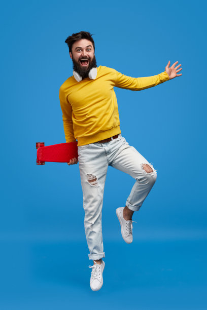 有趣的男人用滑板跳起来图片下载