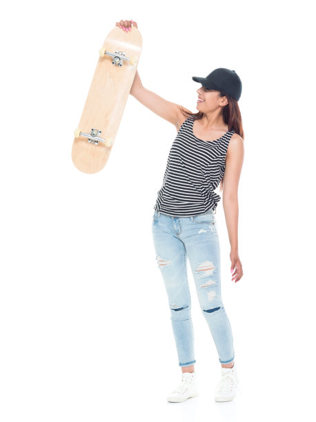 有吸引力的年轻成年拉丁女子持有滑板图片下载
