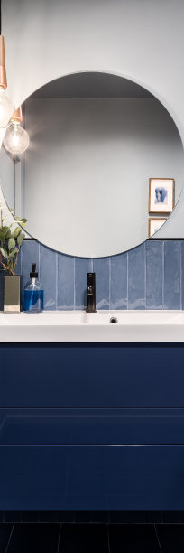 蓝色橱柜浴室图片下载