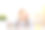 小女生坐在桌子旁。女生手里拿着笔和笔记本，孩子在思考。教育和学校的概念。背景是窗外的灯光。图片下载