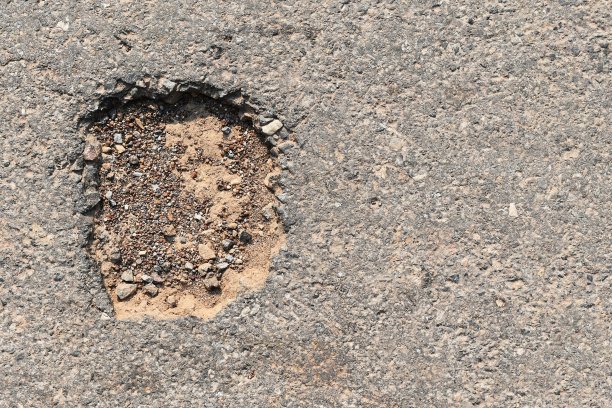 乡下柏油路上的洞图片下载
