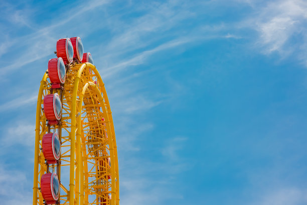 摩天轮在多云的天空背景图片下载