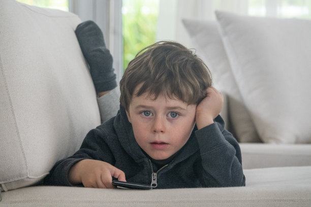 小孩子在用智能手机图片下载