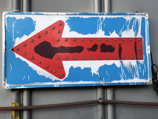 工地上的箭头标志图片下载