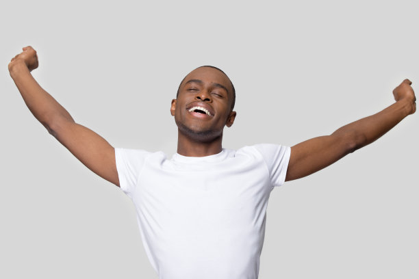 休息过的非洲人举起手感觉很开心的拍了摄影棚图片下载