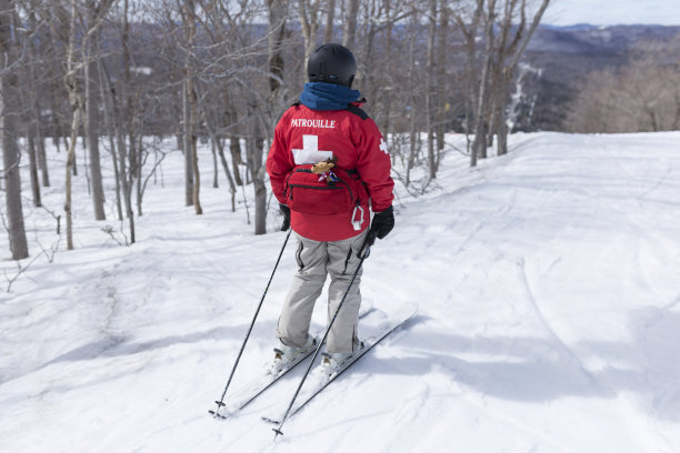 带着背包的急救滑雪巡逻队图片下载