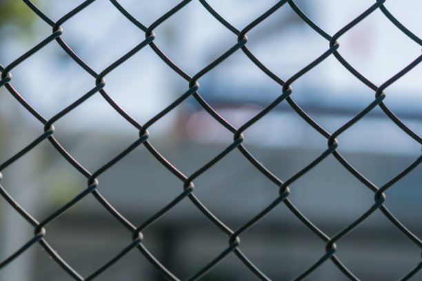 篮球场用铁丝网围起来图片下载