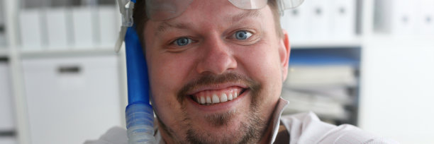 穿西装打领带戴护目镜戴通气管的男人图片下载