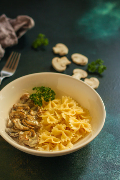 意大利面配蘑菇、奶油沙司和芝士(主菜)。食品的背景。前图片下载