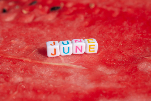 “六月”的铭文是由放在西瓜上的字母和立方体组成的图片下载