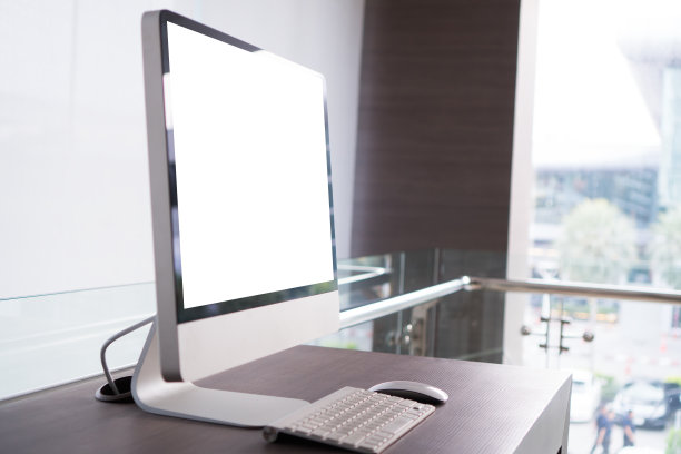 电脑或台式电脑显示器模型与白色空白屏幕，键盘鼠标在现代风格的客户文本或照片广告在办公桌办公室。技术模拟使用概念图片下载