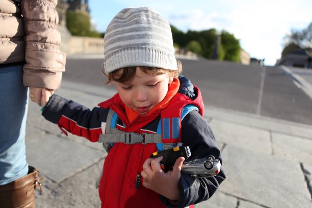 小男孩走在街上图片下载