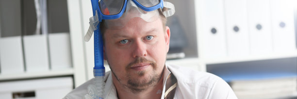 穿西装打领带戴护目镜戴通气管的男人图片下载