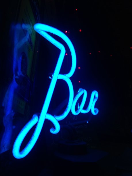 霓虹灯招牌，文字条，黑色背景图片下载