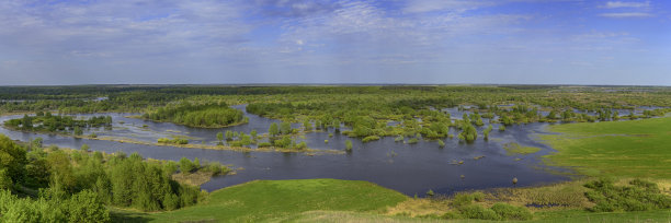 全景照片。水平景观:河流淹没了山谷。在一个阳光明媚的夏日，河流和田野。沃罗宁斯基国家公园，坦波夫州，俄罗斯。图片下载