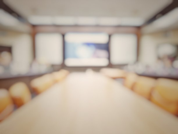 模糊抽象背景的空投影仪会议，会议室准备网络研讨会。模糊的没有人在会议室，教室，办公室桌椅与麦克风设置复古的基调。图片下载