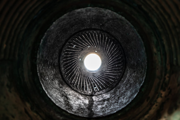 微距拍摄的一个旧大炮的枪管与螺旋槽。背景不清晰的。图片下载