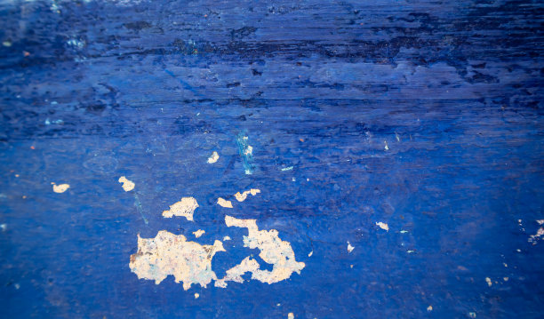 破旧的、带有锈迹的蓝色墙漆。抽象的背景。图片下载