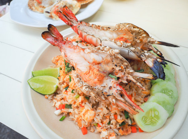 烤大虎虾虾配炒饭。图片下载