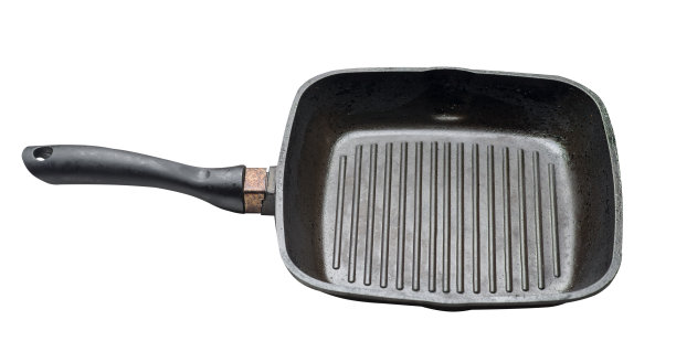 空的黑色烤铁锅与孤立的白色背景。图片下载