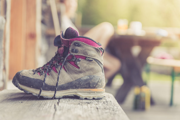 登山靴放在高山小屋的阳台上。暑假在山里度过。图片下载