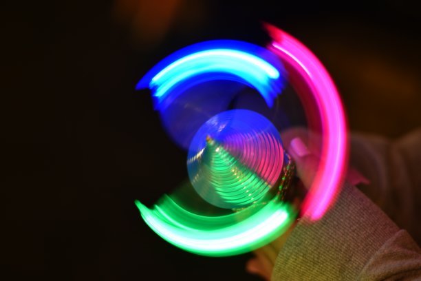 LED旋转玩具与蓝色，绿色和红色的灯图片下载