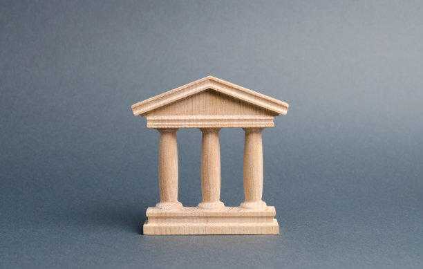 灰色背景上的木制政府建筑。权力、国家主权和法治。国家行政和经济体制的概念。银行或大学图片下载