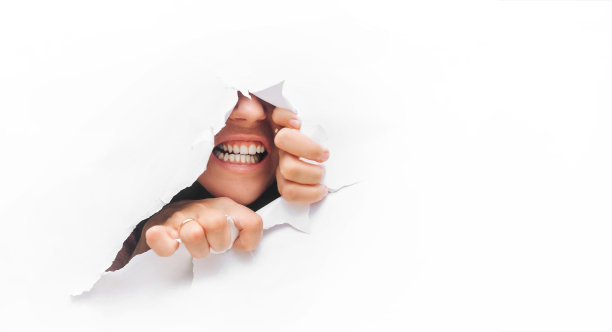 女人脸上露出惊恐的神色。愤怒和绝望的概念。嫉妒。图片下载