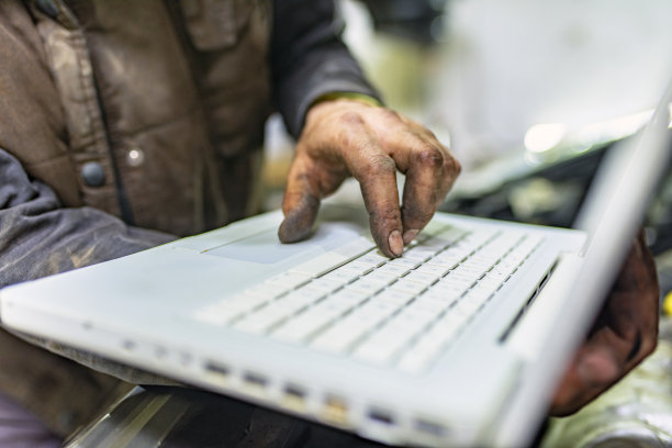 专业技术人员用笔记本电脑检查汽车发动机维修服务的照片图片下载