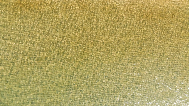 俯瞰清澈的海水。水下沙滩的鸟瞰图。从高处俯瞰。纹理海水图片下载