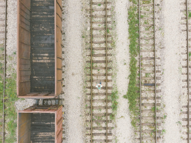 在铁路上徒步旅行图片下载