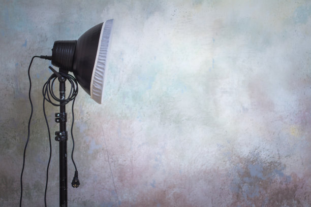 专业的照相馆灯光设备在原有的灰色背景上图片下载