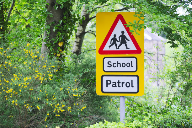 学校门口有黄色和红色的三角标志图片下载