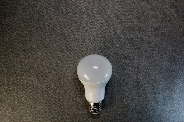 灰色背景上的LED灯泡图片下载