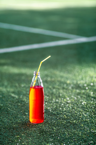 在球场上放一瓶柠檬水图片下载
