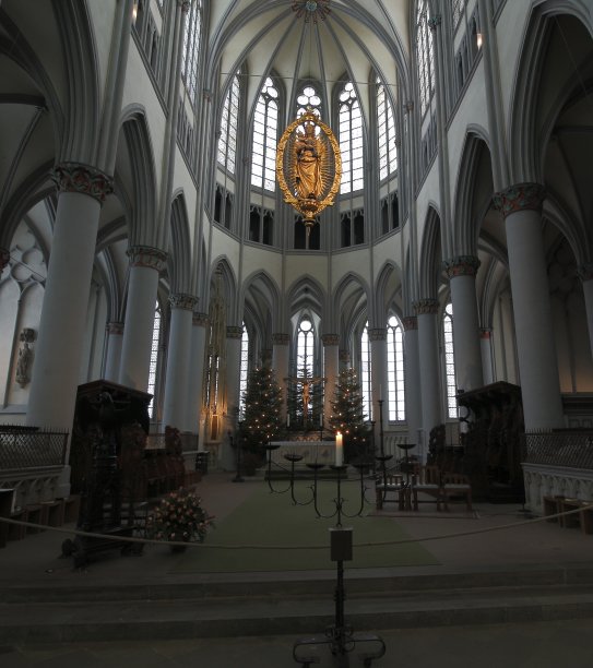 一个古老的天主教教堂的内部图片下载