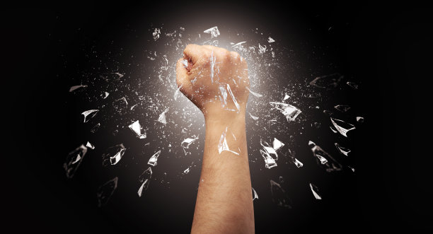 手猛烈地击打，打碎了玻璃图片下载