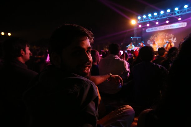 男观众参加音乐会图片下载