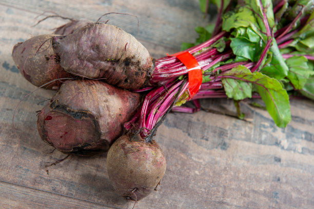 木质背景上的新鲜有机甜菜根图片下载