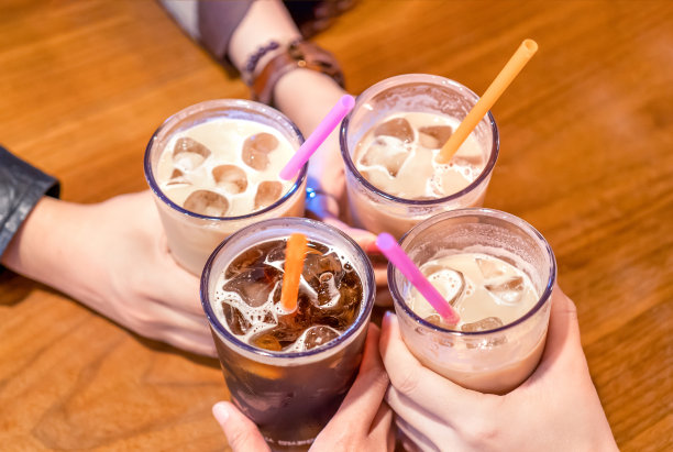 派对概念，女孩和朋友们拿着咖啡杯，说干杯快乐一起在咖啡馆，生活方式，拷贝空间，俯视图，近距离图片下载