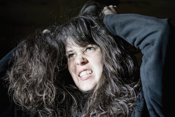 一幅愤怒年轻女子揪头发的肖像图片下载