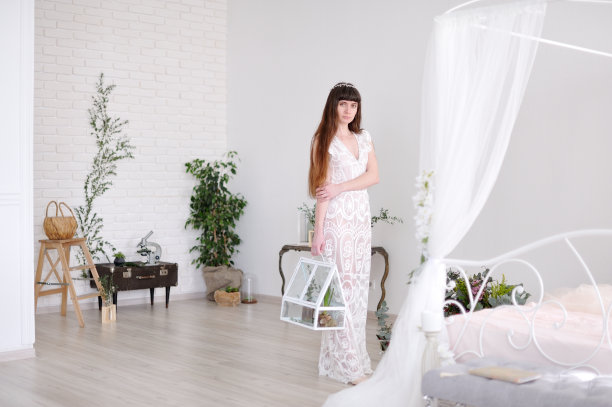 一个年轻的女孩在美术风格的照片，她的手是一个大的玻璃花卉里面是植物和兔子的人物。女孩有一个大花房或温室供小植物图片下载